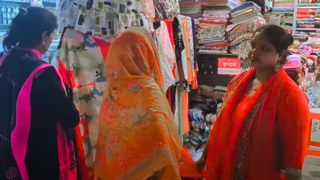 বার্মিজ মার্কেটে পর্যটক
